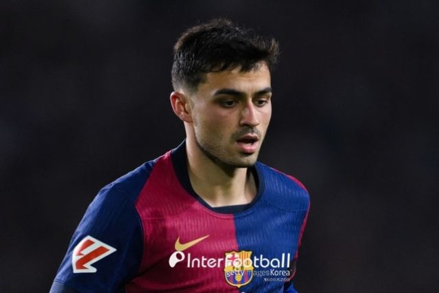 사진=게티 이미지/레알 마드리드와 바르셀로나는 27일 오전 4시(이하 한국시간) 스페인 마드리드에 위치한 산티아고 베르나베우에서 열리는 2024-25시즌 스페인 라리가 11라운드에서 맞대결을 펼친다. 현재 레알 마드리드는 승점 24점(7승 3무)으로 2위, 바르셀로나는 승점 27점(9승 1패)으로 1위에 위치해 있다.