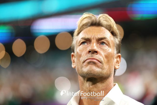 사진=게티 이미지/사우디아리바이 축구 연맹은 17일(한국시간) 공식 SNS를 통해 르나르의 영상을 올리며 르나르 선임을 발표했다. 해당 영상에는 르나르가 계약을 마치고 사우디아라비아의 트레이닝 복을 입는 장면이 있었다. 2022 카타르 월드컵 당시 사우디아라비아를 지휘했던 장면도 포함됐다.