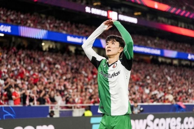 사진=페예노르트/페예노르트 로테르담은 27일 오후 8시 15분(한국시간) 네덜란드 위트레흐트에 위치한 스타디온 할헨바르트에서 열린 2024-25시즌 네덜란드 에레디비시 9라운드에서 위트레흐트에 2-0으로 승리했다. 이로써 페예노르트는 5승 4무(승점 19)로 리그 3위, 위트레흐트는 7승 1무 1패(승점 22)로 리그 2위가 됐다.