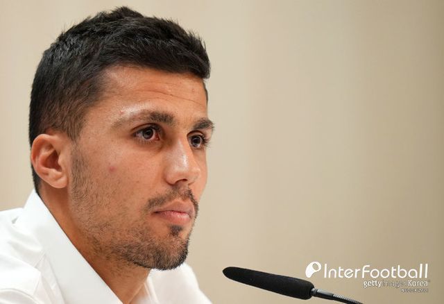 사진=게티 이미지/프랑스 '프랑스 풋볼'은 29일 2024 발롱도르 시상식을 진행했다. 발롱도르는 '프랑스 풋볼'이 선정한 각국 기자단 투표를 통해 한 시즌 동안 최고의 활약을 펼친 선수에게 주어지는 상이다. 축구선수로서 받을 수 있는 최고의 개인상이다. 2024 발롱도르의 주인공은 로드리였다.