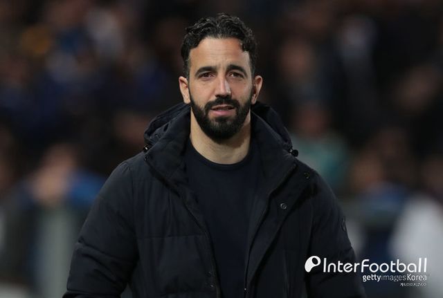 사진=게티 이미지/영국 매체 ‘더 선’은 29일(한국시간) “맨유는 스포르팅 리스본의 아모림 감독을 새로운 사령탑으로 선임하는 데 가까워지고 있다. ‘디 애슬레틱’은 맨유가 텐 하흐 감독을 잔인하게 경질한지 몇 시간 후에 아모림과 협상이 강화됐다고 주장했다. 아모림 감독은 맨유의 지휘봉을 잡기로 구두 합의한 것으로 알려졌다”라고 보도했다.