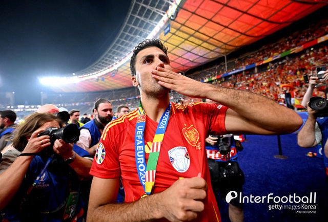 사진=게티 이미지/호날두와 메시가 세계 최고의 자리를 내려놓을 때가 되니까 1990년대생들도 함께 전성기에서 내려오고 있다. 그 사이 비니시우스 주니오르, 엘링 홀란드, 주드 벨링엄 등 2000년대생들이 차기 발롱도르 후보로 등장했다. 다행히 이번엔 로드리가 발롱도르 위너가 되면서 1990년대생들의 자존심을 지켰다.