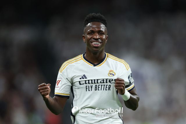 사진=게티 이미지/발롱도르 시상식을 앞두고 발롱도르 위너에 대한 의견이 분분했다. 그래도 가장 유력하게 거론된 건 비니시우스와 로드리였다. 두 선수 모두 2023-24시즌 최고의 활약을 펼쳤다. 최근 비니시우스가 절정의 기량을 뽐내면서 발롱도르 수상 가능성이 높다는 주장이 많았다. 하지만 승자는 로드리였다. 비니시우스는 자신의 SNS를 통해 “필요하면 10대도 더 뛸게. 그들은 준비가 되지 않았다”라고 이야기했다.