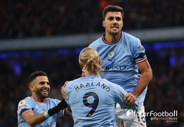 사진=게티 이미지/호날두와 메시가 세계 최고의 자리를 내려놓을 때가 되니까 1990년대생들도 함께 전성기에서 내려오고 있다. 그 사이 비니시우스 주니오르, 엘링 홀란드, 주드 벨링엄 등 2000년대생들이 차기 발롱도르 후보로 등장했다. 다행히 이번엔 로드리가 발롱도르 위너가 되면서 1990년대생들의 자존심을 지켰다.