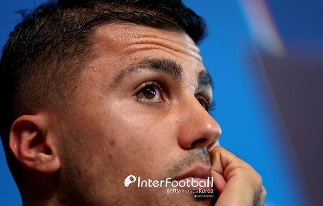 사진=게티 이미지/호날두와 메시가 세계 최고의 자리를 내려놓을 때가 되니까 1990년대생들도 함께 전성기에서 내려오고 있다. 그 사이 비니시우스 주니오르, 엘링 홀란드, 주드 벨링엄 등 2000년대생들이 차기 발롱도르 후보로 등장했다. 다행히 이번엔 로드리가 발롱도르 위너가 되면서 1990년대생들의 자존심을 지켰다.