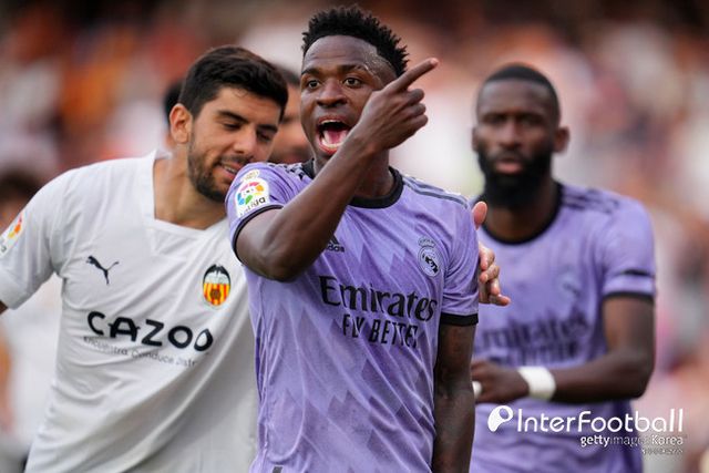 사진=게티 이미지/영국 ‘로이터 통신’은 29일(이하 한국시간) “비니시우스는 인종차별과의 싸움이 발롱도르 수상 불발로 이어졌다고 믿는다. 비니시우스의 측근에 따르면, 비니시우스는 자신의 인종차별 반대 활동으로 인해 발롱도르를 수상하지 못했더라도 계속해서 인종차별과 싸울 것이라고 이야기했다”라고 보도했다.