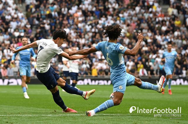 사진=게티 이미지/토트넘 팬 커뮤니티인 ‘스퍼스웹’은 “포스테코글루 감독은 맨시티전에서 손흥민을 대체할 선수에 대한 히트를 줬다”라고 설명했다. 포스테코글루 감독은 “나는 히샬리송이 분명히 좌측면에서 많이 나왔다고 생각한다. 그는 확실하게 우리에게 측면과 중앙에 옵션을 주는 선수다. 그는 지금 좋은 시간을 보내고 있다”라고 이야기했다.