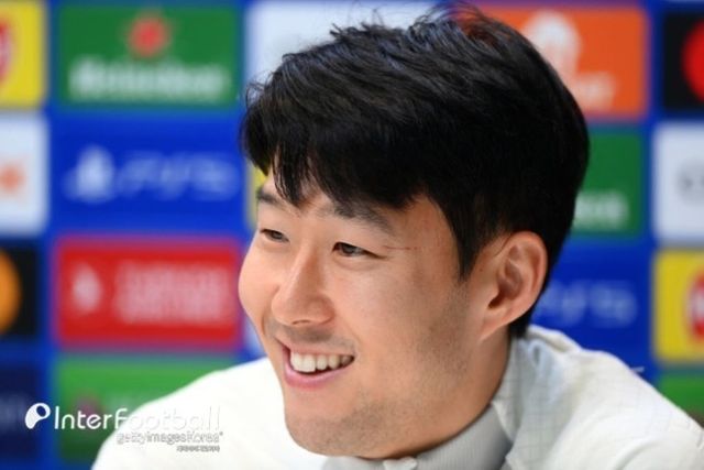 사진=게티 이미지/엔제 포스테코글루 감독은 “손흥민의 몸상태는 거의 완벽하지만 우리 입장에선 주말 경기(아스톤 빌라전)를 목표로 할 것이다. 이번 주말에는 그가 돌아올 것이라 확신한다”라고 이야기했다.