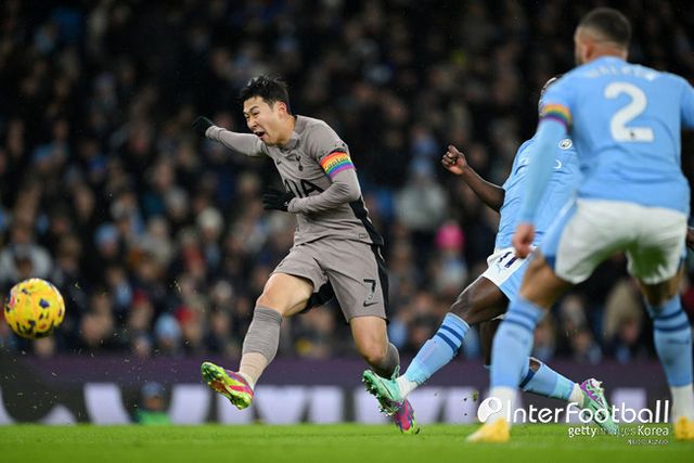 사진=게티 이미지/토트넘 팬 커뮤니티인 ‘스퍼스웹’은 “포스테코글루 감독은 맨시티전에서 손흥민을 대체할 선수에 대한 히트를 줬다”라고 설명했다. 포스테코글루 감독은 “나는 히샬리송이 분명히 좌측면에서 많이 나왔다고 생각한다. 그는 확실하게 우리에게 측면과 중앙에 옵션을 주는 선수다. 그는 지금 좋은 시간을 보내고 있다”라고 이야기했다.