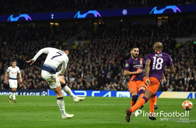 사진=게티 이미지/토트넘 팬 커뮤니티인 ‘스퍼스웹’은 “포스테코글루 감독은 맨시티전에서 손흥민을 대체할 선수에 대한 히트를 줬다”라고 설명했다. 포스테코글루 감독은 “나는 히샬리송이 분명히 좌측면에서 많이 나왔다고 생각한다. 그는 확실하게 우리에게 측면과 중앙에 옵션을 주는 선수다. 그는 지금 좋은 시간을 보내고 있다”라고 이야기했다.