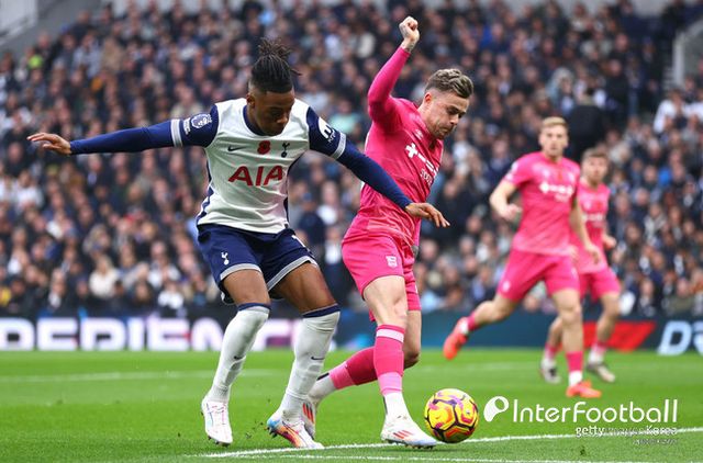 사진=게티 이미지/토트넘 훗스퍼는 10일 오후 11시(한국시간) 영국 런던에 위치한 토트넘 훗스퍼 스타디움에서 열린&nbsp;2024-25시즌 프리미어리그 11라운드에서 입스위치 타운에 0-2로 패배했다. 이로써 토트넘은 승점 16점(5승 1무 5패)으로 10위, 입스위치 타운은 승점 8점(1승 5무 5패)으로 17위가 됐다.