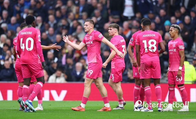 사진=게티 이미지/토트넘 훗스퍼는 10일 오후 11시(한국시간) 영국 런던에 위치한 토트넘 훗스퍼 스타디움에서 열린&nbsp;2024-25시즌 프리미어리그 11라운드에서 입스위치 타운에 0-2로 패배했다. 이로써 토트넘은 승점 16점(5승 1무 5패)으로 10위, 입스위치 타운은 승점 8점(1승 5무 5패)으로 17위가 됐다.