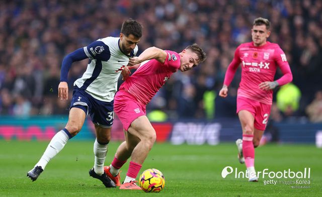 사진=게티 이미지/토트넘 훗스퍼는 10일 오후 11시(한국시간) 영국 런던에 위치한 토트넘 훗스퍼 스타디움에서 열린&nbsp;2024-25시즌 프리미어리그 11라운드에서 입스위치 타운에 0-2로 패배했다. 이로써 토트넘은 승점 16점(5승 1무 5패)으로 10위, 입스위치 타운은 승점 8점(1승 5무 5패)으로 17위가 됐다.