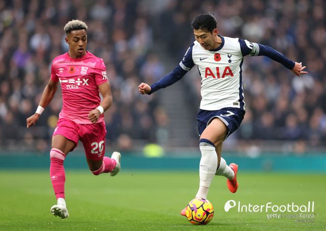 사진=게티 이미지/토트넘 훗스퍼는 10일 오후 11시(한국시간) 영국 런던에 위치한 토트넘 훗스퍼 스타디움에서 열린&nbsp;2024-25시즌 프리미어리그 11라운드에서 입스위치 타운에 0-2로 패배했다. 이로써 토트넘은 승점 16점(5승 1무 5패)으로 10위, 입스위치 타운은 승점 8점(1승 5무 5패)으로 17위가 됐다.