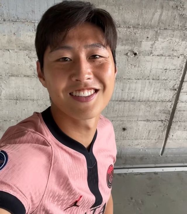 사진=PSG/이강인은 프랑스 매체 ‘레퀴프’가 뽑은 리그앙 11라운드 이주의 팀에도 이름을 올렸다. ‘레퀴프’ 선정 리그앙 11라운드 이주의 팀에 브래들리 바르콜라, 라신 시나요코, 가에탕 페린, 마티아스 페르난데스-파르도, 소피안 디오프, 응갈라이엘 무카우, 이강인, 세르히오 아키에메, 니콜라 막시모비치, 윌프리드 싱고, 도노방 레옹이 포함됐다.