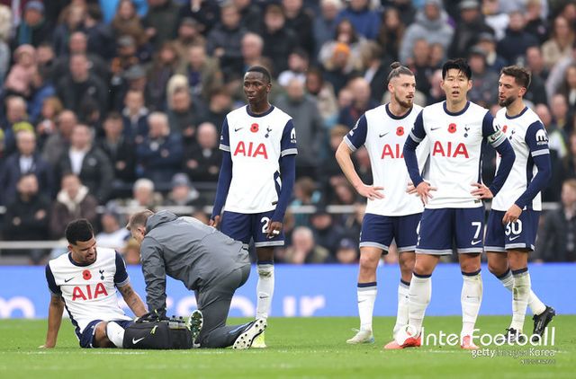 사진=게티 이미지/손흥민은 “매우 실망스러운 결과였고 경기력은 더 나아져야 한다. 상대가 2골을 넣기 전에 우리가 앞서 나갈 수 있는 기회가 있었다. 하지만 우리는 앞서 나가지 못했고 어이없이 2골을 내줬다. 이는 우리가 노력하는지, 홈경기가 얼마나 중요한지 생각한다면 매우 고통스러운 일이다. 결과에 대해 죄송하다고 말하고 싶다"라고 전했다.