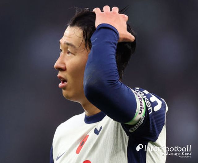 사진=게티 이미지/손흥민은 “매우 실망스러운 결과였고 경기력은 더 나아져야 한다. 상대가 2골을 넣기 전에 우리가 앞서 나갈 수 있는 기회가 있었다. 하지만 우리는 앞서 나가지 못했고 어이없이 2골을 내줬다. 이는 우리가 노력하는지, 홈경기가 얼마나 중요한지 생각한다면 매우 고통스러운 일이다. 결과에 대해 죄송하다고 말하고 싶다"라고 전했다.