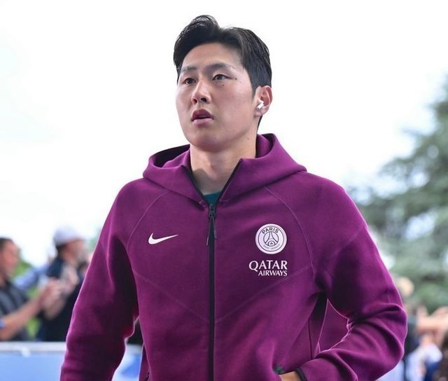 사진=PSG/이강인은 프랑스 매체 ‘레퀴프’가 뽑은 리그앙 11라운드 이주의 팀에도 이름을 올렸다. ‘레퀴프’ 선정 리그앙 11라운드 이주의 팀에 브래들리 바르콜라, 라신 시나요코, 가에탕 페린, 마티아스 페르난데스-파르도, 소피안 디오프, 응갈라이엘 무카우, 이강인, 세르히오 아키에메, 니콜라 막시모비치, 윌프리드 싱고, 도노방 레옹이 포함됐다.