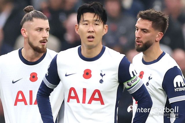 사진=게티 이미지/손흥민은 “매우 실망스러운 결과였고 경기력은 더 나아져야 한다. 상대가 2골을 넣기 전에 우리가 앞서 나갈 수 있는 기회가 있었다. 하지만 우리는 앞서 나가지 못했고 어이없이 2골을 내줬다. 이는 우리가 노력하는지, 홈경기가 얼마나 중요한지 생각한다면 매우 고통스러운 일이다. 결과에 대해 죄송하다고 말하고 싶다"라고 전했다.