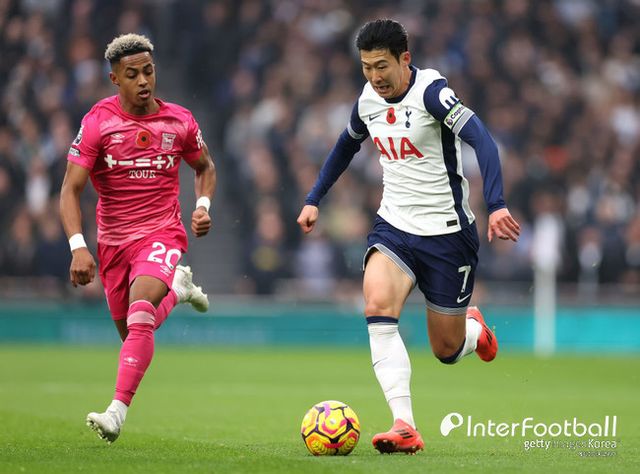 사진=게티 이미지/손흥민은 “매우 실망스러운 결과였고 경기력은 더 나아져야 한다. 상대가 2골을 넣기 전에 우리가 앞서 나갈 수 있는 기회가 있었다. 하지만 우리는 앞서 나가지 못했고 어이없이 2골을 내줬다. 이는 우리가 노력하는지, 홈경기가 얼마나 중요한지 생각한다면 매우 고통스러운 일이다. 결과에 대해 죄송하다고 말하고 싶다"라고 전했다.