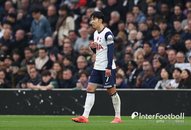 사진=게티 이미지/포스테코글루 감독은 “손흥민과 상의할 필요가 없었다. 더 중요한 건 전체적인 그림이다. 부상이 있어서 그 이상 뛰지 못할 것 같았다. 그래서 경기 진행 상황과 상관없이 60분 이상 뛰지 못할 것이라 생각했다. 좋은 점은 손흥민이 우리의 첫 골을 위해 멋진 패스를 넣었다. 그는 동점골을 넣는 등 매우 중요한 기여를 했다. 앞으로 더 많은 경기가 남아있고 우리는 그가 필요하다”라고 설명했다.