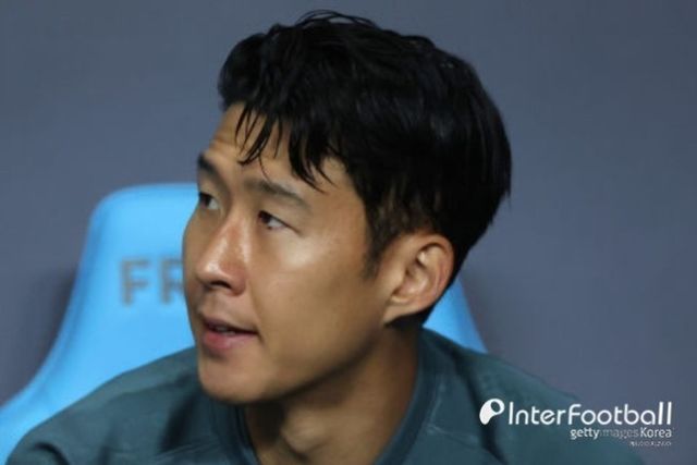 사진=게티 이미지/토트넘 소식을 전하는 ‘토트넘 훗스퍼 뉴스’에 따르면, 전 토트넘 스카우트 브라이언 킹의 말을 전했다. 킹은 “손흥민이 계약 기간 동안은 여전히 그에게서 돈을 받을 수 있다. 해리 케인이 1년 남은 상황에서 1억 파운드(약 1,797억 원)에 팔았다면 손흥민은 최소 5,000만 파운드(약 898억 원)를 지불할 팀이 많을 것이다”라고 말했다.