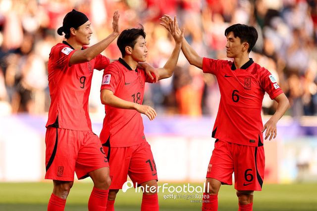 [사진=게티이미지]&nbsp;에이스로 맹활약을 펼친 이강인은 고개를 숙였지만,&nbsp;졸전을 거듭한 클린스만 감독은 환하게 웃었다. 이강인은 SNS를 통해 "원하는 결과를 우리지 못해 아쉬움이 남는다. 죄송한 마음입니다"라고 사과했다.