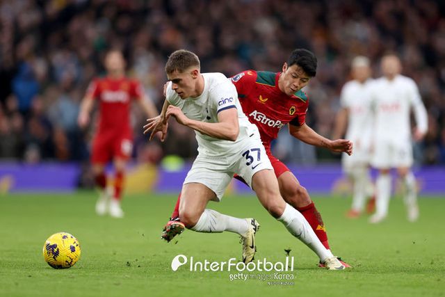 [사진=게티이미지] 울버햄튼은 18일 오전 0시(이하 한국시간) 영국 런던에 위치한 토트넘 훗스퍼 스타디움에서 열린 2023-24시즌 프리미어리그(PL) 25라운드에서&nbsp;토트넘 훗스퍼에 2-1 승리를 거뒀다. 울버햄튼은 지난 대결에 이어 또 2-1로 승리하면서 더블을 기록했다. 토트넘은 또 연승에 실패하면서 승점을 쌓는데 실패했다.&nbsp;