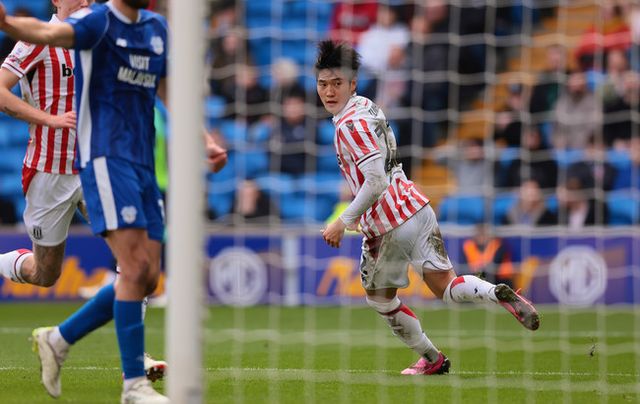 [사진=스토크 시티 ]&nbsp;스토크 시티는 25일 오전 0시(한국시간) 웨일스 카디프에 위치한 카디프 시티 스타디움에서 열린 2023-24시즌 잉글랜드 챔피언십(2부리그) 34라운드에서 카디프 시티에 1-2로 패배했다. 배준호 득점에도 패한 스토크(승점 35)는 강등권인 22위에 머물렀다.