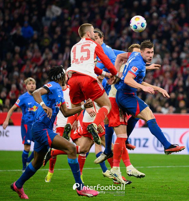 &nbsp;[사진=게티이미지]&nbsp;바이에른 뮌헨은 25일 오전 2시 30분(이하 한국시간) 독일 뮌헨에 위치한 알리안츠 아레나에서 열린 2023-24시즌 독일 분데스리가 23라운드에서 라이프치히에 2-1로 승리했다. 이날 승리로 뮌헨은 2위를 유지했다. 1위 레버쿠젠과 승점은 8점 차이가 난다. 에릭 다이어가 김민재 대신 선발 출전해 안정적인 수비를 보여 눈길을 끌었다