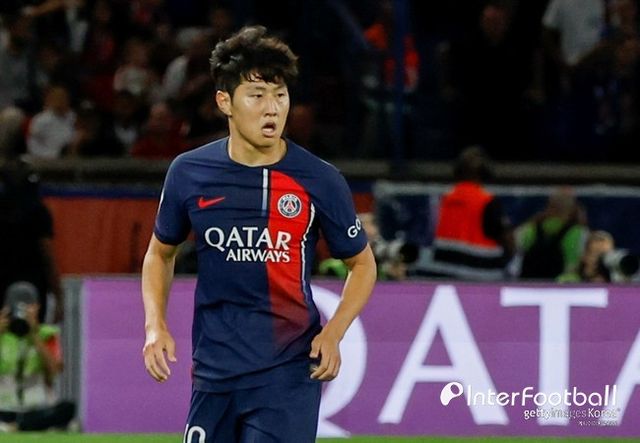 이강인이 두 경기 연속 선발 출전에 성공했지만, 이번에는 고개를 숙였다. 하프타임 이후 루이스 엔리케 감독에게 조기 교체되고 말았다. 평소답지 못한 모습으로 혹평이 이어졌다.[사진=게티 이미지]