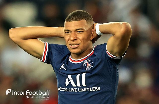 [사진=게티이미지]&nbsp;프랑스 ‘RMC 스포츠’는 28일 “음바페는 27일 엘리제궁에서 식사하자는 프랑스 대통령의 초대에 호의적으로 응답했다. 음바페는 에마뉘엘 마크롱 대통령의 따뜻한 환대를 받았으며, PSG 구단주이기도 한 카타르 국왕과도 잠시 대화를 나눴다”고 보도했다.