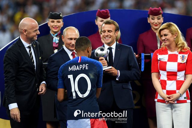 [사진=게티이미지]&nbsp;프랑스 ‘RMC 스포츠’는 28일 “음바페는 27일 엘리제궁에서 식사하자는 프랑스 대통령의 초대에 호의적으로 응답했다. 음바페는 에마뉘엘 마크롱 대통령의 따뜻한 환대를 받았으며, PSG 구단주이기도 한 카타르 국왕과도 잠시 대화를 나눴다”고 보도했다.