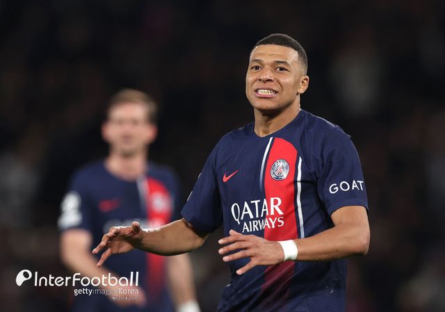 [사진=게티이미지]&nbsp;프랑스 ‘RMC 스포츠’는 28일 “음바페는 27일 엘리제궁에서 식사하자는 프랑스 대통령의 초대에 호의적으로 응답했다. 음바페는 에마뉘엘 마크롱 대통령의 따뜻한 환대를 받았으며, PSG 구단주이기도 한 카타르 국왕과도 잠시 대화를 나눴다”고 보도했다.