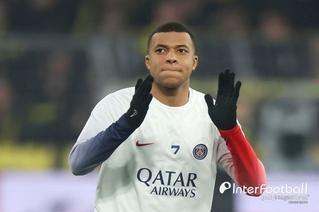 [사진=게티이미지]&nbsp;프랑스 ‘RMC 스포츠’는 28일 “음바페는 27일 엘리제궁에서 식사하자는 프랑스 대통령의 초대에 호의적으로 응답했다. 음바페는 에마뉘엘 마크롱 대통령의 따뜻한 환대를 받았으며, PSG 구단주이기도 한 카타르 국왕과도 잠시 대화를 나눴다”고 보도했다.