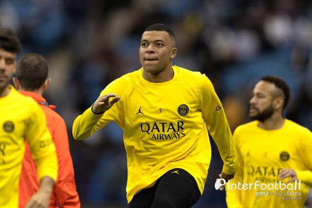 [사진=게티이미지]&nbsp;프랑스 ‘RMC 스포츠’는 28일 “음바페는 27일 엘리제궁에서 식사하자는 프랑스 대통령의 초대에 호의적으로 응답했다. 음바페는 에마뉘엘 마크롱 대통령의 따뜻한 환대를 받았으며, PSG 구단주이기도 한 카타르 국왕과도 잠시 대화를 나눴다”고 보도했다.