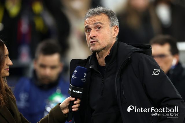 [사진=게티이미지]&nbsp;프랑스 ‘RMC 스포츠’는 28일 “음바페는 27일 엘리제궁에서 식사하자는 프랑스 대통령의 초대에 호의적으로 응답했다. 음바페는 에마뉘엘 마크롱 대통령의 따뜻한 환대를 받았으며, PSG 구단주이기도 한 카타르 국왕과도 잠시 대화를 나눴다”고 보도했다.