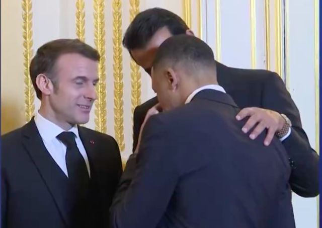 [사진=RMC 스포츠]&nbsp;프랑스 ‘RMC 스포츠’는 28일 “음바페는 27일 엘리제궁에서 식사하자는 프랑스 대통령의 초대에 호의적으로 응답했다. 음바페는 에마뉘엘 마크롱 대통령의 따뜻한 환대를 받았으며, PSG 구단주이기도 한 카타르 국왕과도 잠시 대화를 나눴다”고 보도했다.