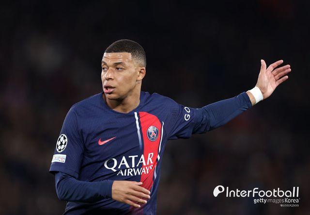 [사진=게티이미지]&nbsp;프랑스 ‘RMC 스포츠’는 28일 “음바페는 27일 엘리제궁에서 식사하자는 프랑스 대통령의 초대에 호의적으로 응답했다. 음바페는 에마뉘엘 마크롱 대통령의 따뜻한 환대를 받았으며, PSG 구단주이기도 한 카타르 국왕과도 잠시 대화를 나눴다”고 보도했다.