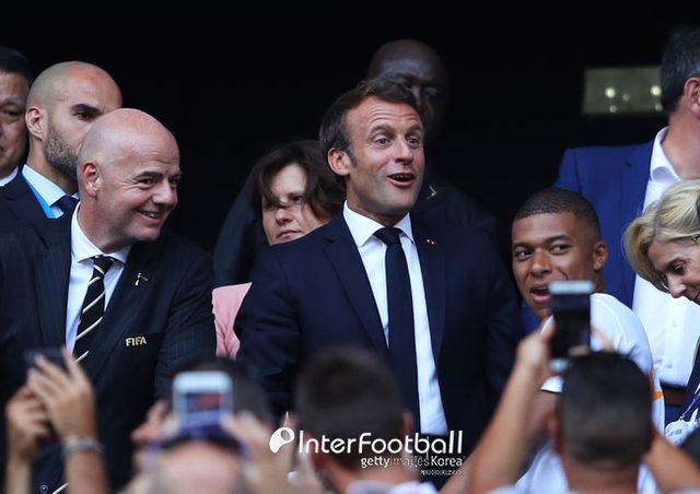 [사진=게티이미지]&nbsp;프랑스 ‘RMC 스포츠’는 28일 “음바페는 27일 엘리제궁에서 식사하자는 프랑스 대통령의 초대에 호의적으로 응답했다. 음바페는 에마뉘엘 마크롱 대통령의 따뜻한 환대를 받았으며, PSG 구단주이기도 한 카타르 국왕과도 잠시 대화를 나눴다”고 보도했다.