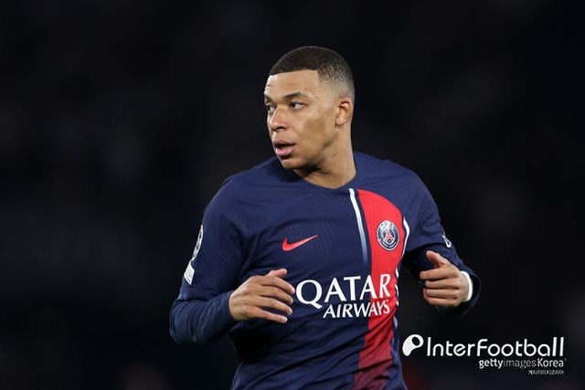 [사진=게티이미지]&nbsp;프랑스 ‘RMC 스포츠’는 28일 “음바페는 27일 엘리제궁에서 식사하자는 프랑스 대통령의 초대에 호의적으로 응답했다. 음바페는 에마뉘엘 마크롱 대통령의 따뜻한 환대를 받았으며, PSG 구단주이기도 한 카타르 국왕과도 잠시 대화를 나눴다”고 보도했다.