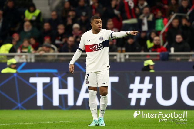 [사진=게티이미지]&nbsp;프랑스 ‘RMC 스포츠’는 28일 “음바페는 27일 엘리제궁에서 식사하자는 프랑스 대통령의 초대에 호의적으로 응답했다. 음바페는 에마뉘엘 마크롱 대통령의 따뜻한 환대를 받았으며, PSG 구단주이기도 한 카타르 국왕과도 잠시 대화를 나눴다”고 보도했다.