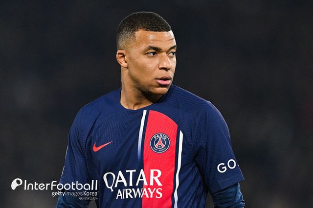 [사진=게티이미지]&nbsp;프랑스 ‘RMC 스포츠’는 28일 “음바페는 27일 엘리제궁에서 식사하자는 프랑스 대통령의 초대에 호의적으로 응답했다. 음바페는 에마뉘엘 마크롱 대통령의 따뜻한 환대를 받았으며, PSG 구단주이기도 한 카타르 국왕과도 잠시 대화를 나눴다”고 보도했다.