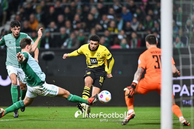 [사진=게티이미지]&nbsp;도르트문트는 10일 오전 2시 30분(한국시간) 독일 브레멘에 위치한 베저슈타디온에서 열린 2023-24시즌 독일 분데스리가 25라운드에서 베르더브레멘에 2-1로 승리했다. 이로써 도르트문트는 승점 47점으로 리그 4위로 올라섰다. 이날 경기에 선발 출전한 산초는 득점을 터트리며 1,031일 만에 도르트문트 유니폼을 입고 골망을 흔들었다.