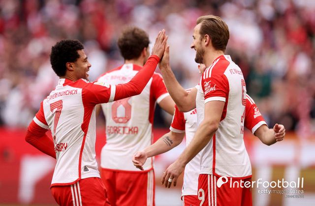 [사진=게티이미지] 김민재가 두 경기 연속 벤치에서 경기를 시작했다.&nbsp;김민재의 유럽 커리어에 있어서 이런 적은 처음이다. 2021년 여름 튀르키예 페네르바체 유니폼을 입은 김민재는 그동안 주전 자리를 내준 적이 없다. 지난 시즌 나폴리에서도 리그 기준 스쿼드에 이름을 올린 37경기 중 35경기 선발, 2경기 벤치 휴식을 취한 바 있다.&nbsp;