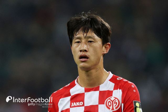 [사진=게티이미지] 분데스리가 코리안 더비가 펼쳐졌다. 김민재와 이재성이 격돌했다. 아쉽게 두 선수는 함께 그라운드를 밟지는 못했다. 두 선수는 경기 종료 후 믹스트존에서 밝은 얼굴로 서로 인사를 나눴다.