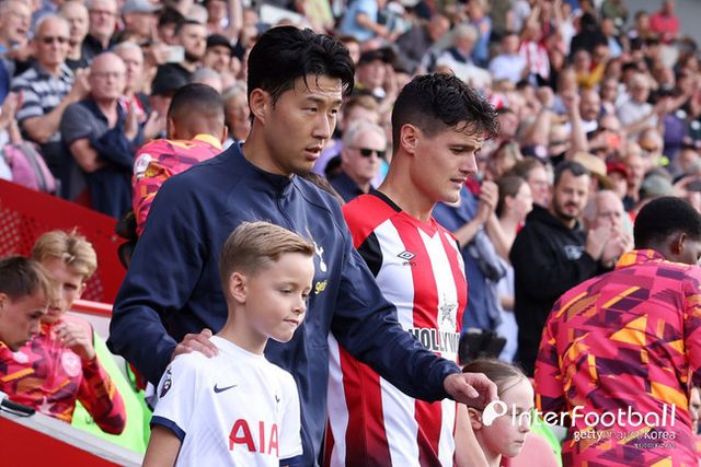 [사진=게티이미지] 과거 토트넘 훗스퍼에서 뛰었던 대런 벤트는 영국 '토크 스포츠'와 인터뷰를 통해&nbsp;"왜 아무 구단도 손흥민을 영입하지 않는지 모르겠다. 물론 7~8천만 파운드(약 1,180~1,350억 원)는 지불해야 할 것이다. 정말 대단한 선수다"라며 엄지를 치켜세웠다.