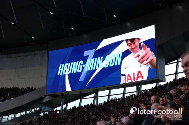 [사진= 게티 이미지] 토트넘 훗스퍼가 '주장' 손흥민과 재계약을 맺고자 한다. 지난해 재계약 협상을 처음 시작했으며, 지금도 진행 중이다. 동행 의지를 확인할 수 있다.