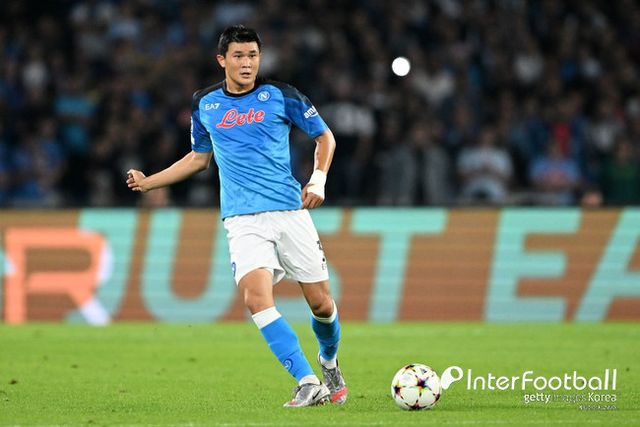 [사진=게티 이미지]&nbsp;이탈리아 매체 ‘가제타’는 22일(이하 한국시간) “인터밀란은 프란체스코 아체르비의 징계와 스테판 더 브레이의 부진으로 김민재를 영입하고 싶어 한다. 인터밀란의 김민재에 대한 관심은 페네르바체 시절으로 거슬러 올라간다. 그때부터 인터밀란의 스포츠 디렉터 피에로 아우실리오는 그를 주시했다”라고 보도했다.