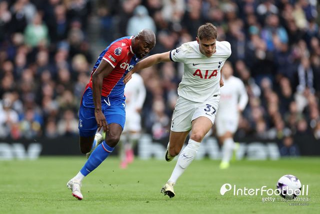 [사진=게티이미지]&nbsp;토트넘 훗스퍼는 3일 오전 0시 영국 런던에 위치한 토트넘 훗스퍼 스타디움에서 열린&nbsp;2023-24시즌 프리미어리그(PL) 27라운드에서 크리스탈 팰리스에 3-1로 승리했다. 이로써 토트넘은 15승 5무 6패(승점 50)로 리그 5위에, 팰리스는 7승 7무 13패(승점 28)로 리그 14위에 위치하게 됐다.